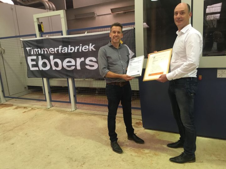 SKH reikt KOMO certificaat en 300e Erkende Aansluiting uit aan Timmerfabriek Ebbers