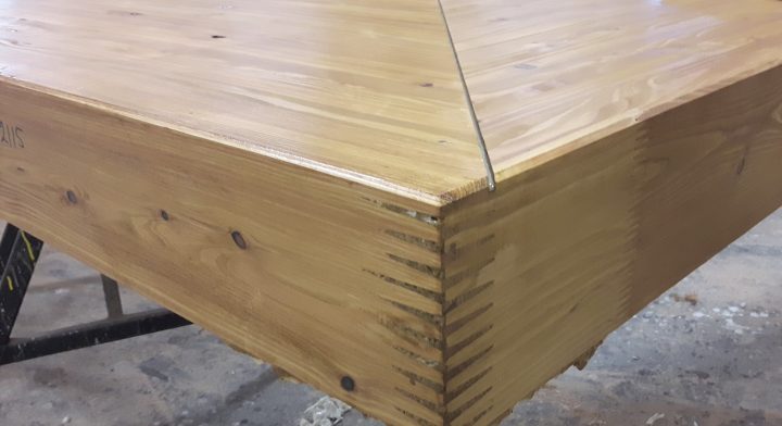 De Groot Vroomshoop is CE gecertificeerd door SKH voor het maken van grote volle doorsnede vingerlassen in gelijmd gelamineerd hout