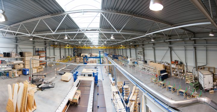 Houtskeletbouw fabriek DUPAC mag als eerste Belgische onderneming CE-markering voeren op houten Kerto-Ripa® LVL elementen van de Finse producent Metsä Wood.